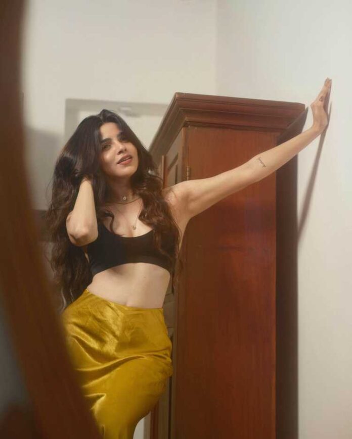 Sizzling Divyabharathi